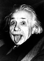 Альберт Эйнштейн улыбается