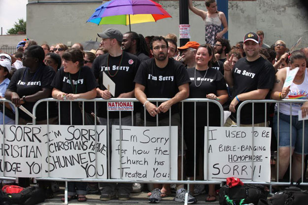 Христиане Чикаго, которые пришли на гей-парад, чтобы извиниться за гомофобию в Церкви