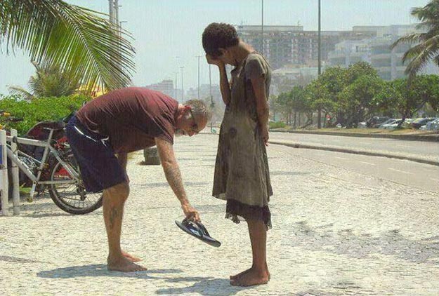 Фотография мужчины, отдавшего свою обувь бездомной девочке в Рио-де-Жанейро